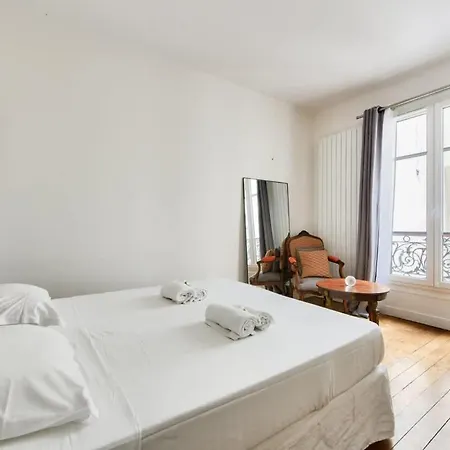 Parisian Authentique Apartment *